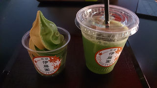 抹茶やほうじ茶ソフトがおいしい和テイストのお店。