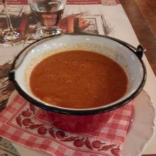 ナマズのスープはトマト味で食べやすく美味しかったです