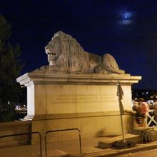 ライオンの像が両端に２匹づつあります。以外と大きいのです