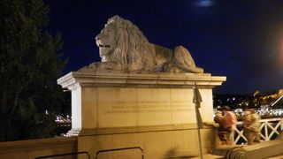 ハンガリー・ブタペスト・ドナウ川にかかるくさり橋・夜はライトアップされて綺麗です。