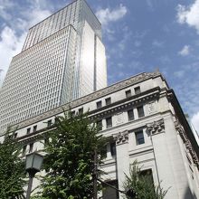 南西 (日本銀行本店) 側から見た光景 (手前が三井本館)