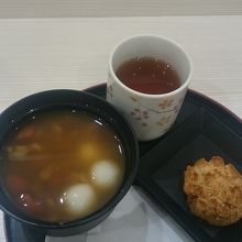 お茶と亀煎餅付き