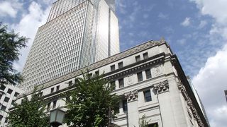 １階のアトリウムから見上げるステンドグラスがとても素晴らしいです