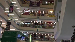 日系の店舗も多数入るモール