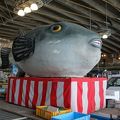 週末・祝日は調理された魚料理が市場に並んでいます