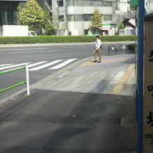 青山通りを背景にしている牛鳴坂の標識柱です。