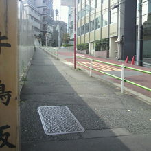 牛鳴坂の上りの状況を、青山通りを背にして見ている写真です。