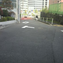 牛鳴坂の全体を見通した様子です。坂の勾配は、急ではありません