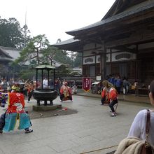 本堂前での剣舞