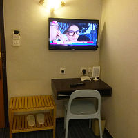 壁掛液晶テレビの下には小さな机