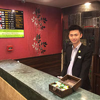 親切で好感度の高いフロント係