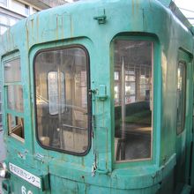 宮坂区民センターの行先表示板と電車