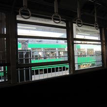 電車内から緑色の電車