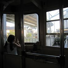 電車内で遊ぶ子供