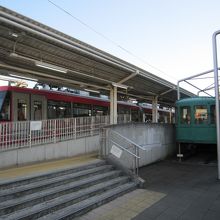 宮の坂駅と赤色の電車