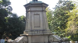 立派な像なのですが・・・