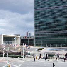 ビルの入り口前に並ぶ国旗