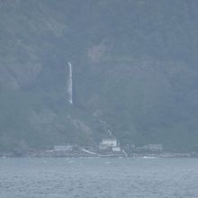 ウトロのかなり岬寄り。滝の下に工場？