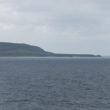 先端は平原。その上に小さな灯台が。