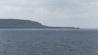 岬の先端でなく段丘のさらに上にあります。