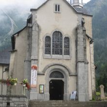 市庁舎前の広場に立つ。