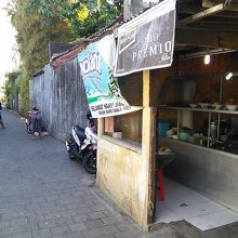 Jalan Kaltikaまでの小路で朝食、ゆっくり行こう。