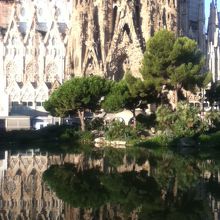 水面に浮かぶサグラダファミリア