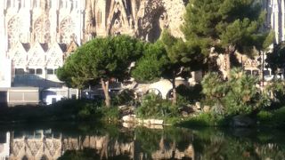 池の水面に浮かぶサグラダファミリアが見れる