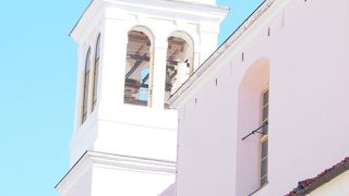 ポレチュの広場にある清楚な教会