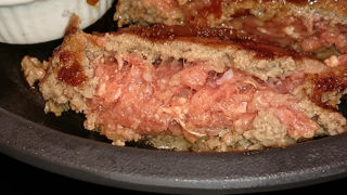 レアのハンバーグと言うが私には生肉に見えます。