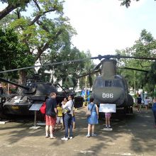 建物周辺には、ヘリや戦闘機が展示されています。