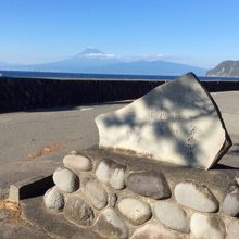 牧水の歌碑と富士山
