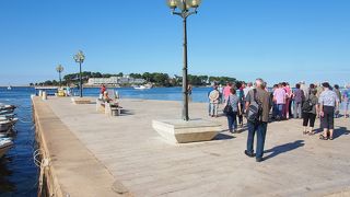 リゾート地にあるコンパクトな港