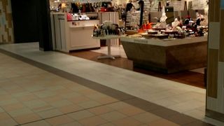 新大阪駅2階の商業施設