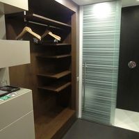 右奥がトイレ　その隣がシャワー室でドアは１枚のスライド式