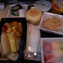 北京→アブダビ間の機内食。この他にサンドイッチの軽食1回あり