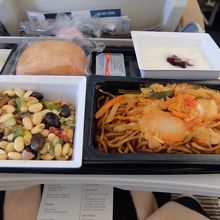 ラルナカ→アブダビ　機内食