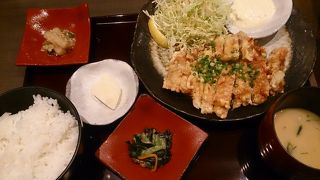 店内の雰囲気と料理とBGMが合っていない