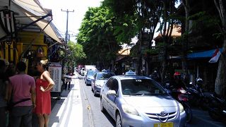 交通量が多く騒がしい