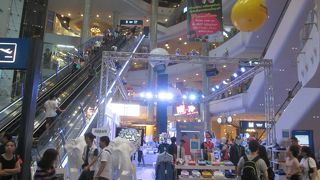 開店前からエントランス付近で待機