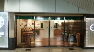 朝早くから開いている便利なパン屋さん