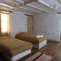 奥がバスルーム　おへやの壁も塩です