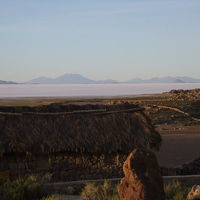 遠くにウユニ塩原が見えます（朝）