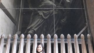 迫力のある金剛力士像、右に吽形像、左に阿形像。