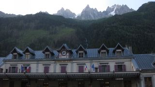 駅の後ろにはシャモニー針峰が見えます。