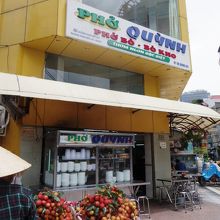 お店の前にはフルーツ売りが。