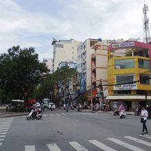 写真左の木が生えてる所は「9月23日公園」です。