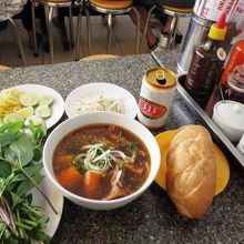 フォー ボー コー!!香草は別皿で山盛り。調味料もイロイロ。