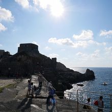 サン・ピエトロ教会と、ポルトヴェーネレの海。