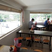 2階は,入った11時半過には空席も。 出る時には満席近くに。